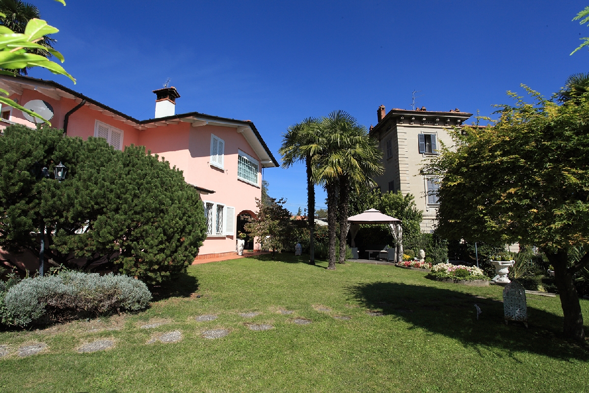 Villa by the lake in Como, in Italy