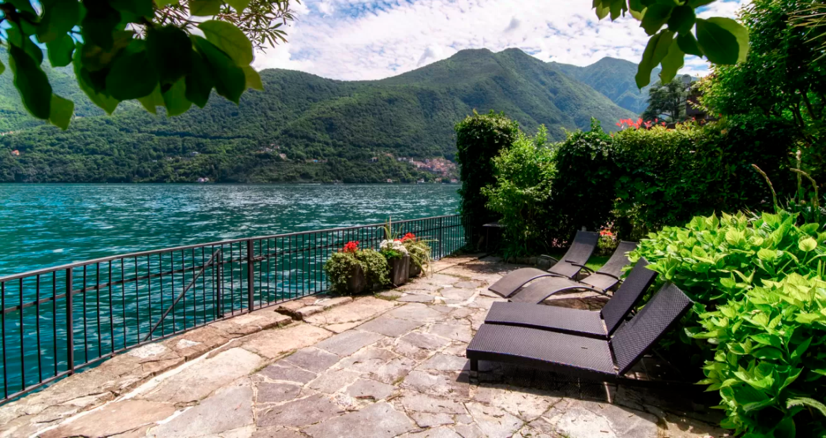 Villa by the lake in Como, in Italy