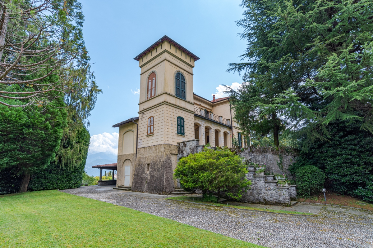 Villa by the lake in Como, in Italy