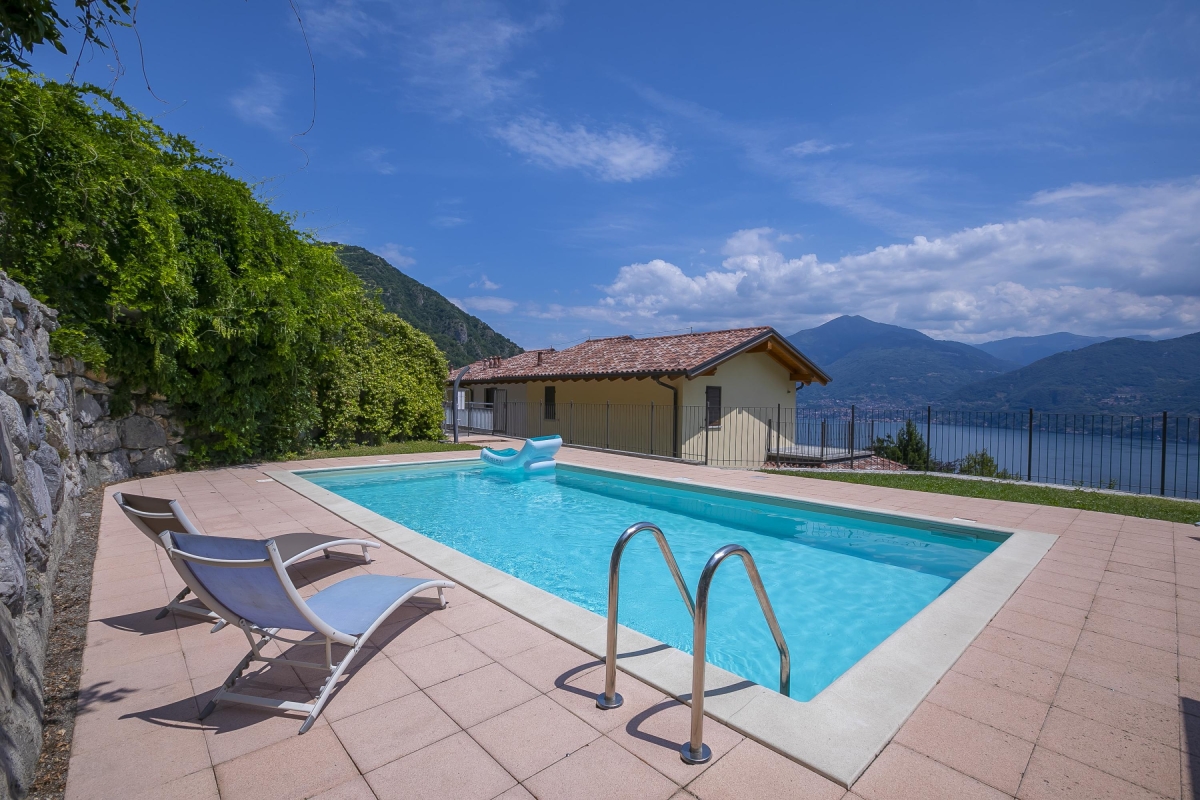 Villa by the lake in Como, in Italy