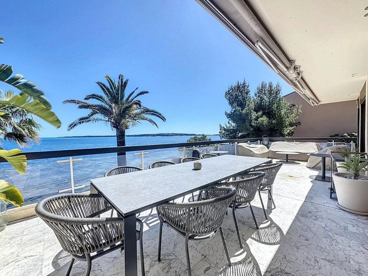 Apartment by the sea , 