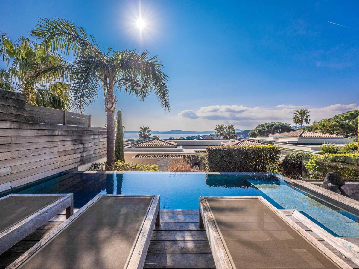 Villa by the sea , 